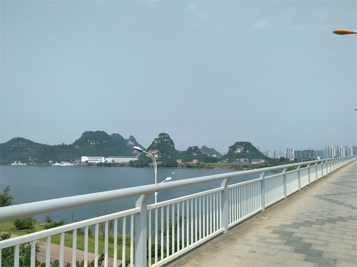 防撞護(hù)欄給路途產(chǎn)生了簡(jiǎn)潔好看、整齊劃一的視覺(jué)沖擊